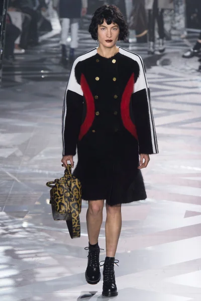 Look 18